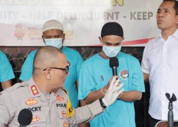 Kapolres Asahan AKBP Rocky Hasuhunan Marpaung saat paparan tiga orang PMI asal Jawa Timur yang seludupkan shabu. (Foto Ist)