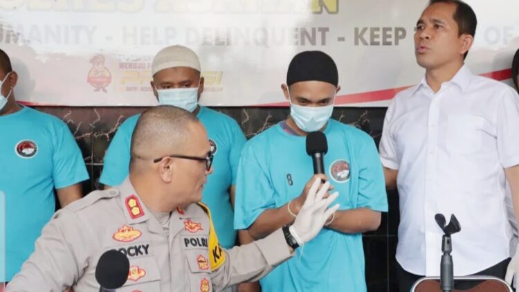 Kapolres Asahan AKBP Rocky Hasuhunan Marpaung saat paparan tiga orang PMI asal Jawa Timur yang seludupkan shabu. (Foto Ist)