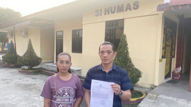 Maria Kristiani Sipahutar bersama kuasa hukumnya saat di Polres Asahan