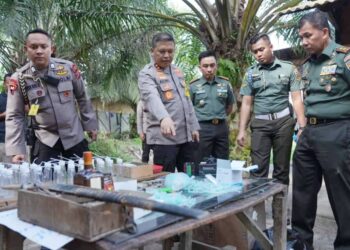 Kapolda Sumut Irjen Agung Setya Imam Effendi, Pangdam I/BB Mayjen Mochamad Hasan Hasibuan dan Kepala BNN Sumut Brigjen Toga Habinsaran Panjaitan gerebek barak judi dan narkoba di Dusun Tanjung Pamah, Desa Namo Rube Julu Tanjung Pamah, Kecamatan Kutalimbaru, Kabupaten Deliserdang. (Foto Ist)