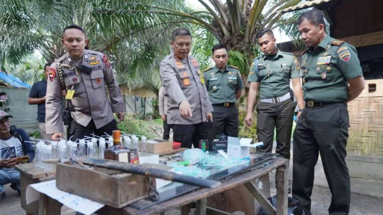 Kapolda Sumut Irjen Agung Setya Imam Effendi, Pangdam I/BB Mayjen Mochamad Hasan Hasibuan dan Kepala BNN Sumut Brigjen Toga Habinsaran Panjaitan gerebek barak judi dan narkoba di Dusun Tanjung Pamah, Desa Namo Rube Julu Tanjung Pamah, Kecamatan Kutalimbaru, Kabupaten Deliserdang. (Foto Ist)