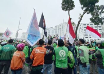 Ratusan driver ojek online (Ojol) unjuk rasa damai di Kantor Gubernur Sumut, di Jalan Pangeran Diponegoro, Kota Medan terkait tarif murah. (Foto Ist)