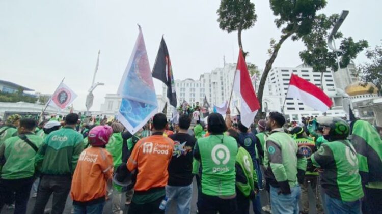 Ratusan driver ojek online (Ojol) unjuk rasa damai di Kantor Gubernur Sumut, di Jalan Pangeran Diponegoro, Kota Medan terkait tarif murah. (Foto Ist)