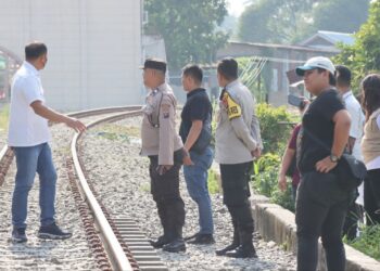 Kapolres Siantar AKBP Yogen Heroes Baruno SH, SIK pimpin tim gabungan laksanakan Gerebek Kampung Narkoba (GKN) di Jalan Wahidin Gang Bangsal