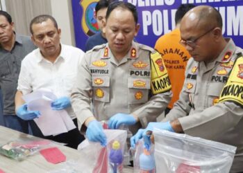 Kapolres Tanah Karo AKBP Wahyudi Rahman saat paparan kasus pembunuhan di Hotel Aritha. (Foto Ist)