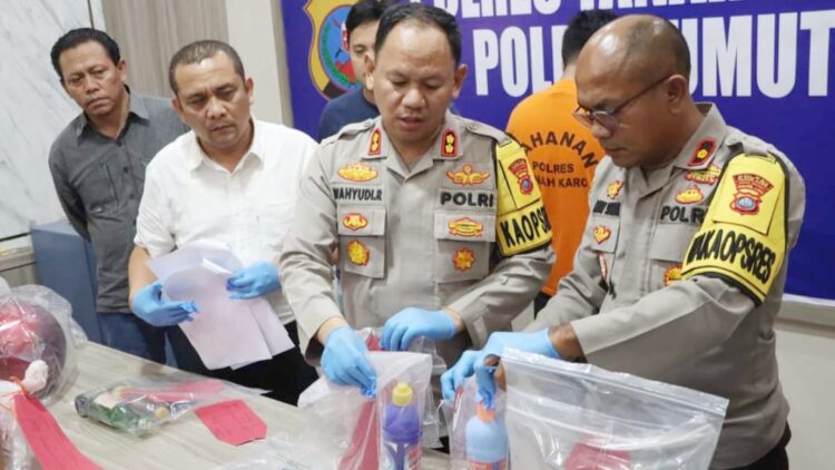 Kapolres Tanah Karo AKBP Wahyudi Rahman saat paparan kasus pembunuhan di Hotel Aritha. (Foto Ist)