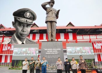 Kapolri Jenderal Listyo Sigit Prabowo resmikan monumen Jenderal Polisi Hoegeng Iman Santoso. (Foto Ist)