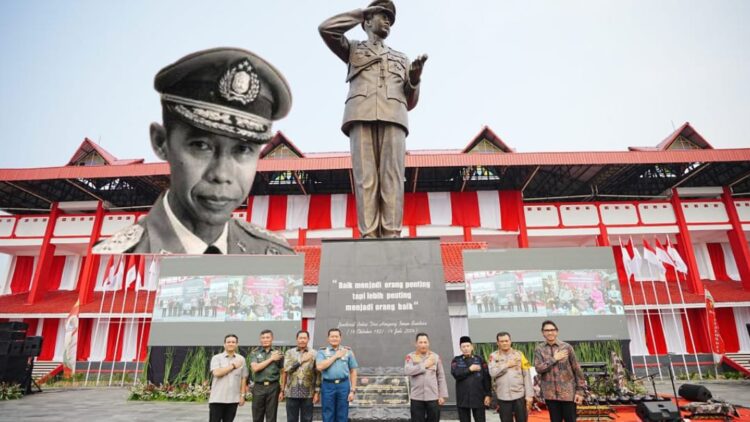 Kapolri Jenderal Listyo Sigit Prabowo resmikan monumen Jenderal Polisi Hoegeng Iman Santoso. (Foto Ist)