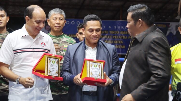 Kapolres Siantar AKBP Yogen Heroes Baruno Terima cenderamata saya Hadiri Pembukaan Kejurda Tinju Amatir Se Sumut
