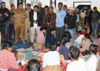 Bupati Samosir Vandiko T. Gultom, ST beserta rombongan gerak cepat jumpai warga korban banjir bandang di lokasi pengungsian