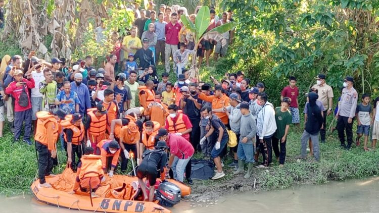 Jasad korban Bagas Satria Wicaksono saat dievakuasi dari lokasi penemuan