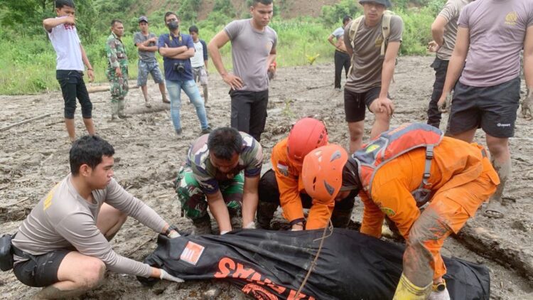 Tim SAR gabungan saat evaluasi jasad Rosma Habeahan korban Terseret Banjir Bandang di Samosir