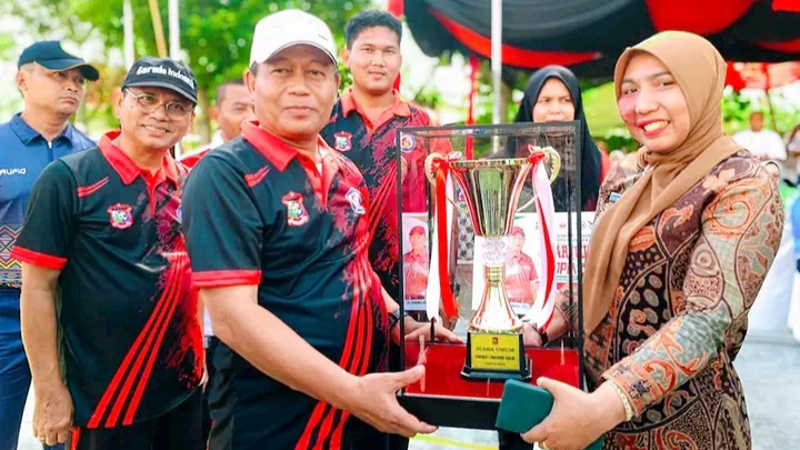 Wali Kota Tanjung Balai H Waris Tholib secara resmi menutup kegiatan Pekan Olahraga Pelajar (Popkot) tahun 2023 dengan serahkan Trophy kepada Juara Umum SMAN 5