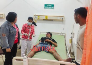 Kapolsek Siantar Utara AKP Herli D. Damanik SH saat bawa pelaku jambret NS alias Nico berobat di RSUD dr Djasamen Saragih