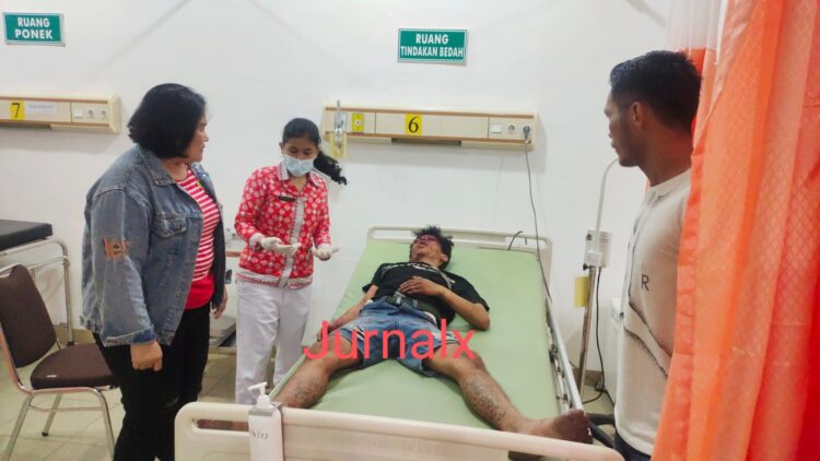 Kapolsek Siantar Utara AKP Herli D. Damanik SH saat bawa pelaku jambret NS alias Nico berobat di RSUD dr Djasamen Saragih