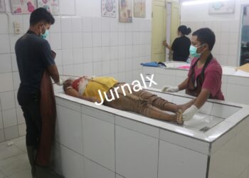 Jenajah Afrida Sarih penumpang sepeda motor Yamaha Mio BK 4348-AAW saat di visum Tim Forensik RSUD dr Djasamen Saragih Kota Siantar