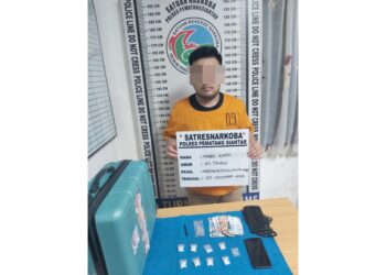 Pelaku Hoddy Nata dan barang bukti di ruangan Sat Resnarkoba