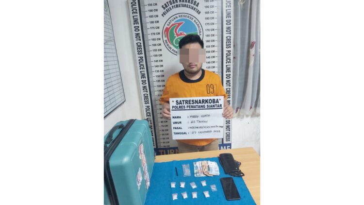 Pelaku Hoddy Nata dan barang bukti di ruangan Sat Resnarkoba