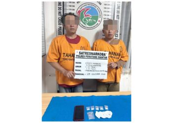 Kedua pelaku, RM dan CM beserta barang bukti