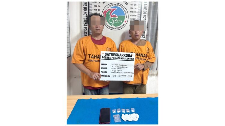 Kedua pelaku, RM dan CM beserta barang bukti