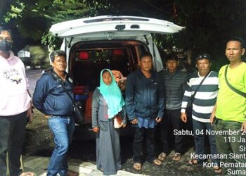Personil Unit Jahtanras Sat Rekrim Polres Siantar saat serahkan jasad Rahmad Saputra kepada keluarga dan pihak Poluska di Ruangan jenajah RSUD dr Djasamen Saragih 