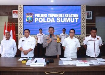 Kapolres Tapsel, AKBP Imam Zamroni, SIK, MH dan personil saat paparan dugaan korupsi dana desa. (Foto Ist)