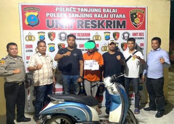 pelaku curanmor KSM beserta barang bukti diapit polisi Polsek Tanjung Balai Utara