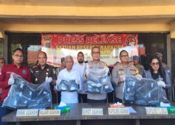 Kapolres Asahan, AKBP Rocky Hasuhunan Marpaung saat memberikan keterangan hasil tangkapan 50 kg Shabu bekerja sama Polresta Tanjung Balai. (Foto Ist)