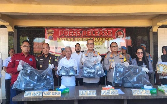 Kapolres Asahan, AKBP Rocky Hasuhunan Marpaung saat memberikan keterangan hasil tangkapan 50 kg Shabu bekerja sama Polresta Tanjung Balai. (Foto Ist)