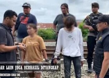 Satresnarkoba Polrestabes Medan menggerebek pemukiman padat di bantaran rel Kereta Api Tembung, Kecamatan Percut Sei Tuan.(Foto Ist)