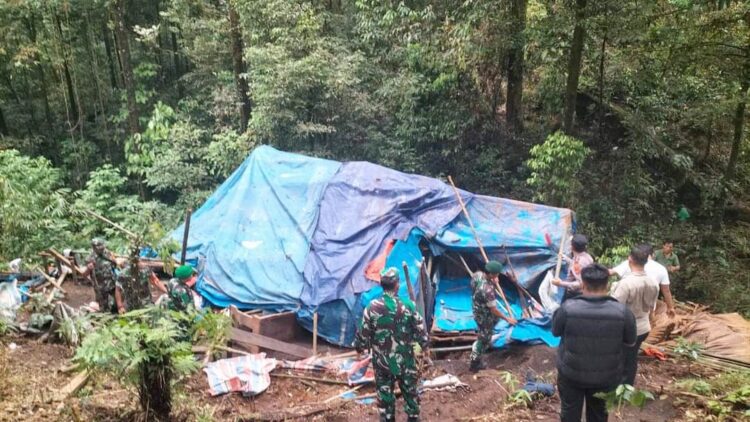 Gubuk narkoba dan judi di sepanjang Jalan Medan-Berastagi, Kecamatan Sibolangit Kabupaten Deliserdang.