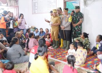 Pj.Gubsu Hassanudin berikan bantuan kepada warga Desa Simangulampe, Kecamatan Baktiraja, Kabupaten Humbanghasundutan (Humbahas), yang menjadi korban banjir bandang dan tanah longsor. (Foto Ist)