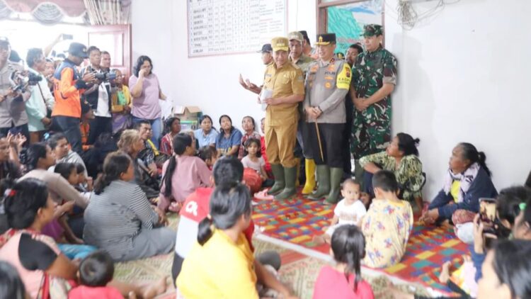 Pj.Gubsu Hassanudin berikan bantuan kepada warga Desa Simangulampe, Kecamatan Baktiraja, Kabupaten Humbanghasundutan (Humbahas), yang menjadi korban banjir bandang dan tanah longsor. (Foto Ist)