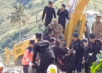 Penemuan jasad korban musibah longsor dan banjir bandang di Desa Simangulampe, Kecamatan Bakti Raja, Kabupaten Humbahas. (Foto Ist)