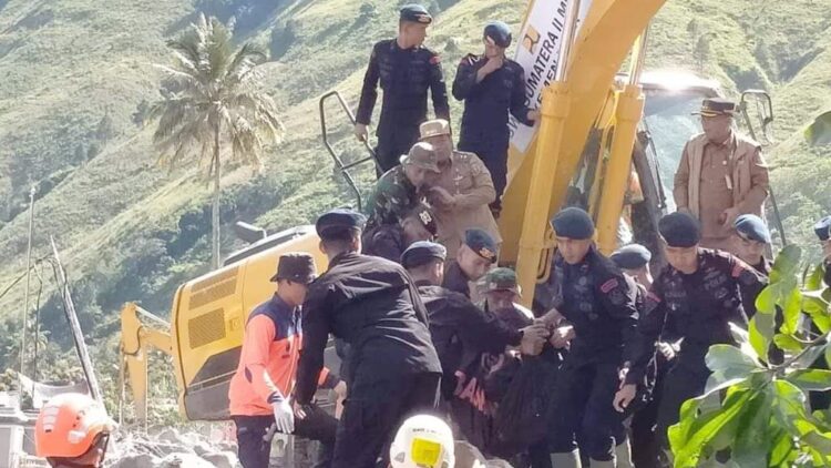Penemuan jasad korban musibah longsor dan banjir bandang di Desa Simangulampe, Kecamatan Bakti Raja, Kabupaten Humbahas. (Foto Ist)