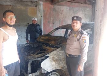 mobil avanza warna silver BK 1524 CY yang ikut terbakar
