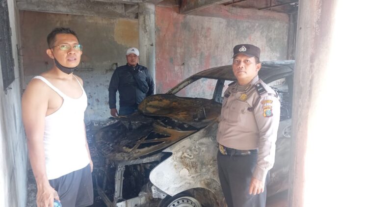 mobil avanza warna silver BK 1524 CY yang ikut terbakar