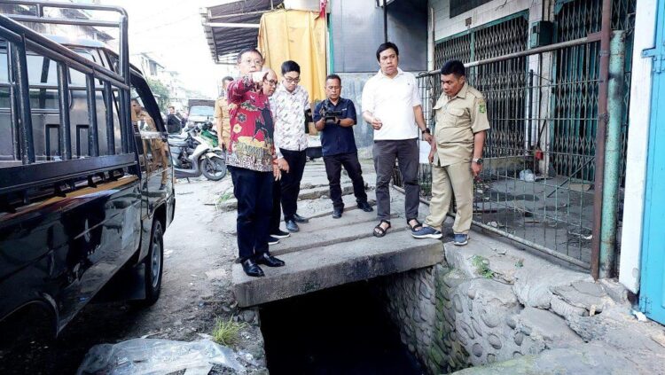 Ketua DPRD Medan Hasyim SH meninjau lobang parit menganga yang tidak ditutup usai dibongkar di sepanjang Jl Japaris dan Jl Sun Yat Sen, Kelurahan Kota Matsum 3, Medan Area. (Foto Ist)