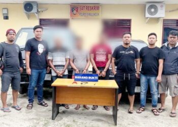 Ketiga pelaku pencurian Pickup Mitsubishi L300 dan barang bukti diapit Tim Jahtanras Sat Reskrim Polres Simalungun
