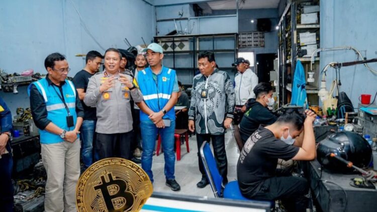 Kapolda Sumut Irjen Pol Agung Setya Imam Effendi diarea tambang Bitcoin. (Foto Ist)