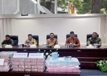 Kejari Medan menerima pengembalian pembayaran kerugian negara senilai Rp 7,8 miliar proyek gagal lampu pocong. (Foto Ist)