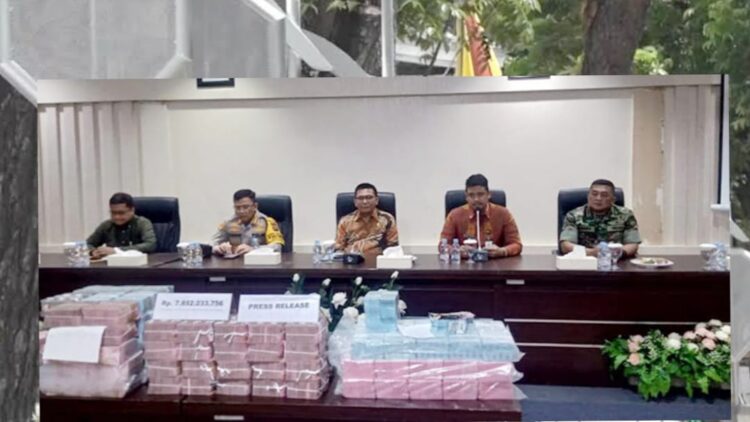 Kejari Medan menerima pengembalian pembayaran kerugian negara senilai Rp 7,8 miliar proyek gagal lampu pocong. (Foto Ist)