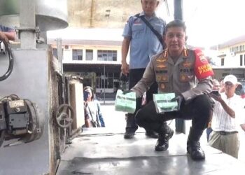 Kapolrestabes Medan, Kombes Pol Valentino Alfa Tatareda saat memusnahkan 65 Kg Sabu Dan 35,7 Kg Ganja Dimusnahkan. (Foto Ist)