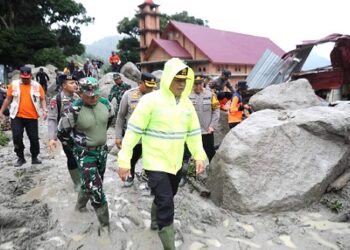 Kapolda Sumut Irjen Pol Agung Setya Imam Effendi meninjau kawasan longsor di Dusun III, Desa Simangulampe, Kecamatan Bakti Raja, Kabupaten Humbang Hasundutan (Humbahas). (Foto Ist)