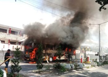 Bus Nice Trans saat masih terbakar