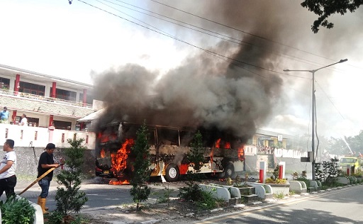 Bus Nice Trans saat masih terbakar