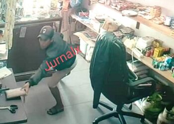 Tersangka MI alias Ican mencuri dompet milik korban saat terekam CCTV