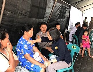 Tim Dokkes Polres Simalungun Berikan Bantuan Kesehatan Bagi Korban Banjir Bandang di Humbahas