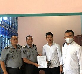 Plh. KPLP Lapas Kelas IIB Tanjung Balai David bersama Kasi. Adm. Kamtib serahkan shabu kepada Sat Resnarkoba Polres Tanjung Balai.