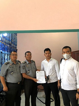 Plh. KPLP Lapas Kelas IIB Tanjung Balai David bersama Kasi. Adm. Kamtib serahkan shabu kepada Sat Resnarkoba Polres Tanjung Balai.